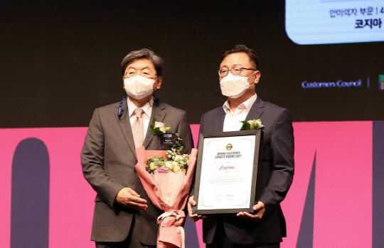 사진= 현용철 코지마 부사장(오른쪽)과 이남식 한국소비자포럼 자문위원장(왼쪽)